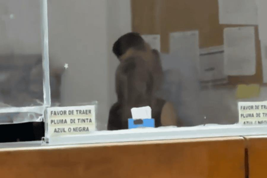 Empleados del IMSS besandose generan polémica entre usuarios.