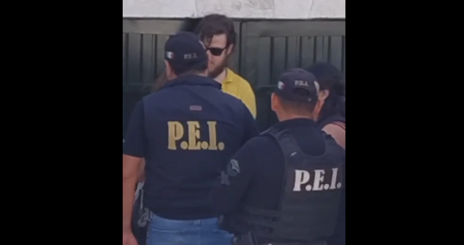 El 'activista´ español que agredió a empleada fue detenido.