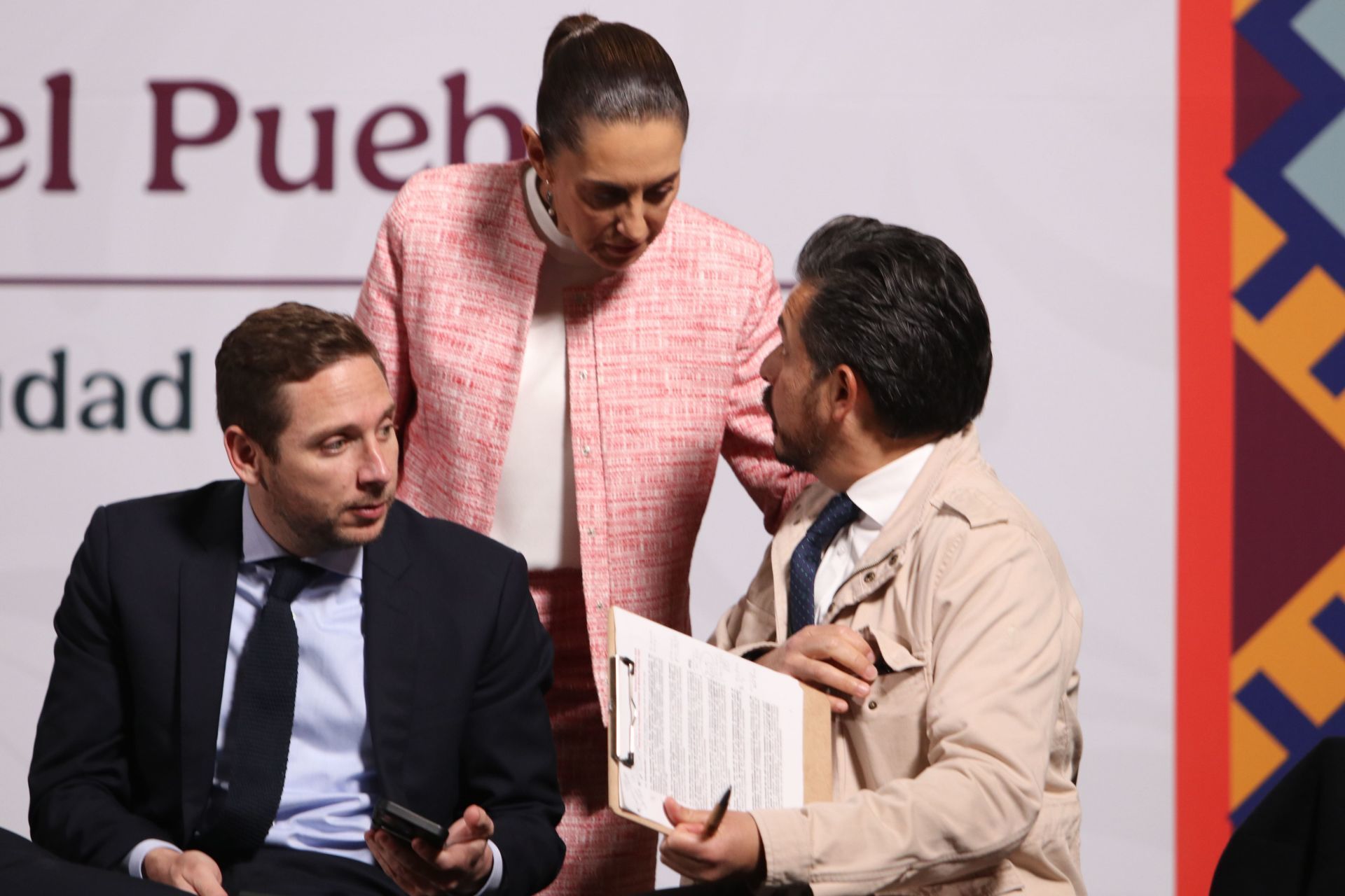 Zoé Robledo dialgo con Claudia Sheinbaum. Enseguida, Eduardo Clark. (Cuartoscuro)