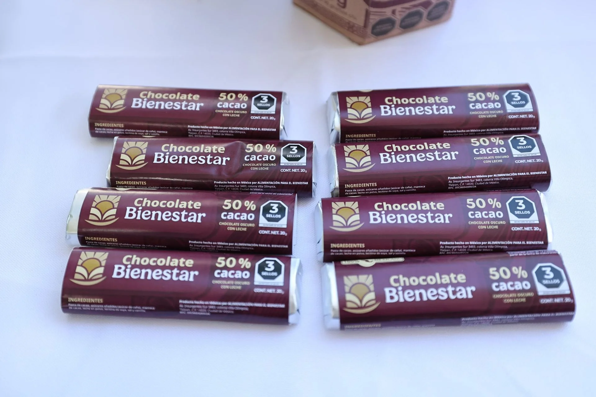 Con tres sellos de advertencia, el Gobierno promueve el Chocolate del Bienestar.