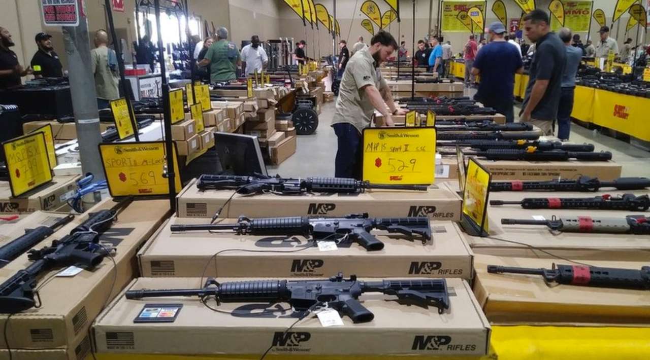 Armerías proliferan en las frontera con México.